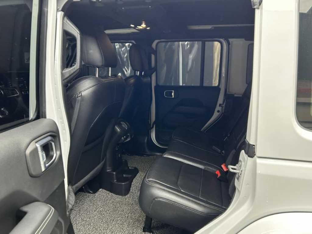 Jeep Wrangler — photo 06