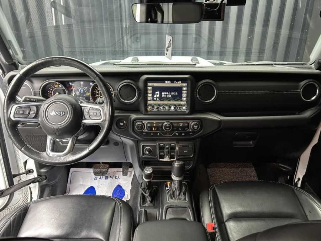 Jeep Wrangler — photo 08