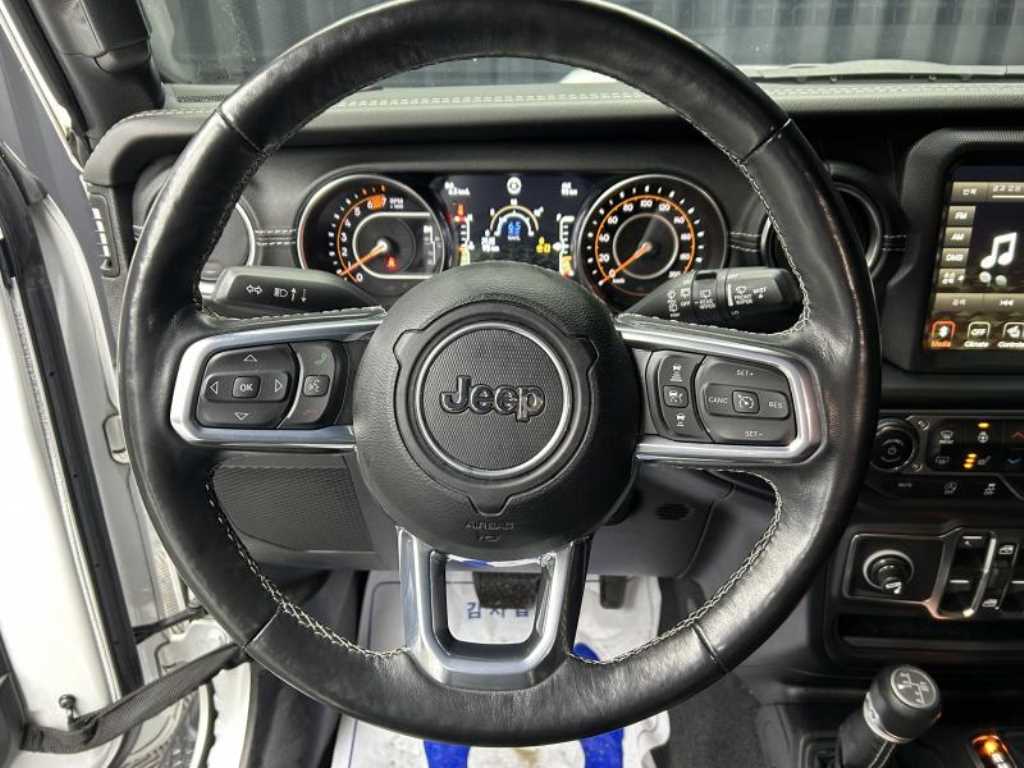 Jeep Wrangler — photo 09