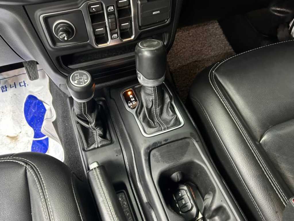 Jeep Wrangler — photo 10