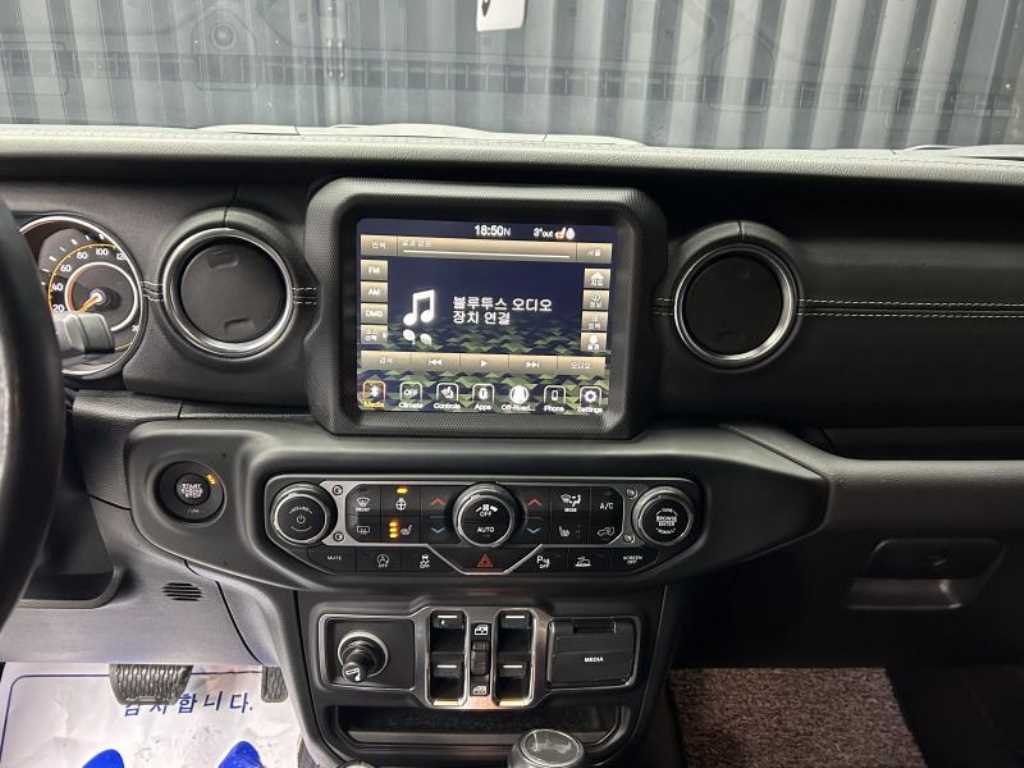 Jeep Wrangler — photo 11
