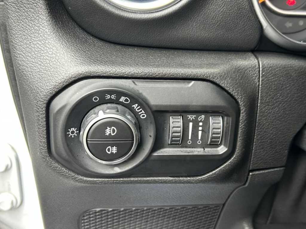 Jeep Wrangler — photo 14