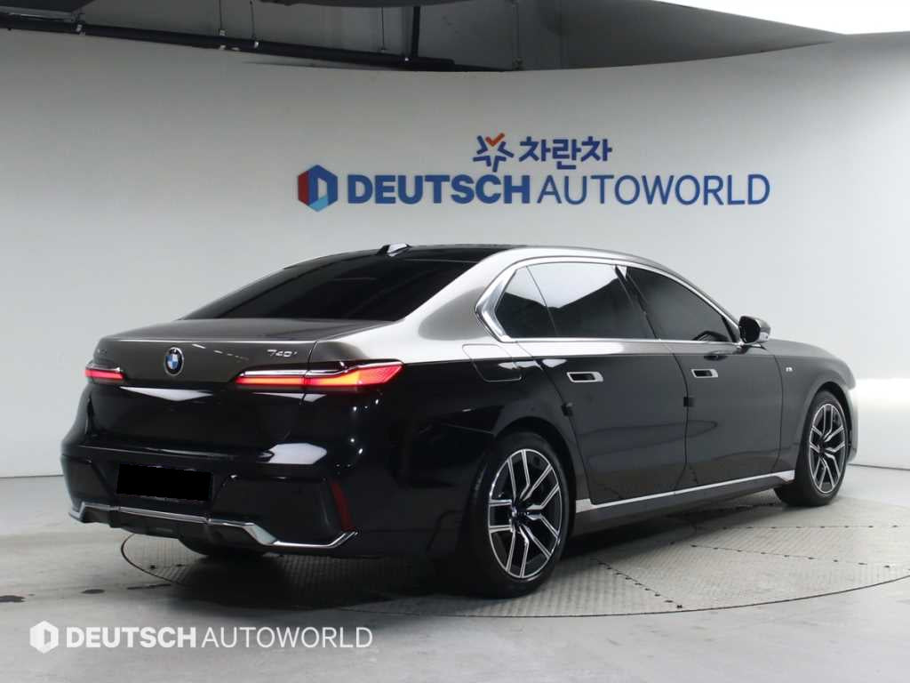 BMW 7-Series — photo 02