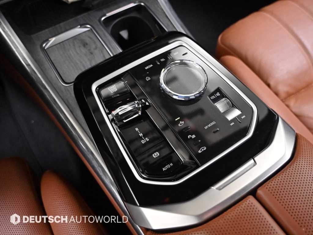 BMW 7-Series — photo 09