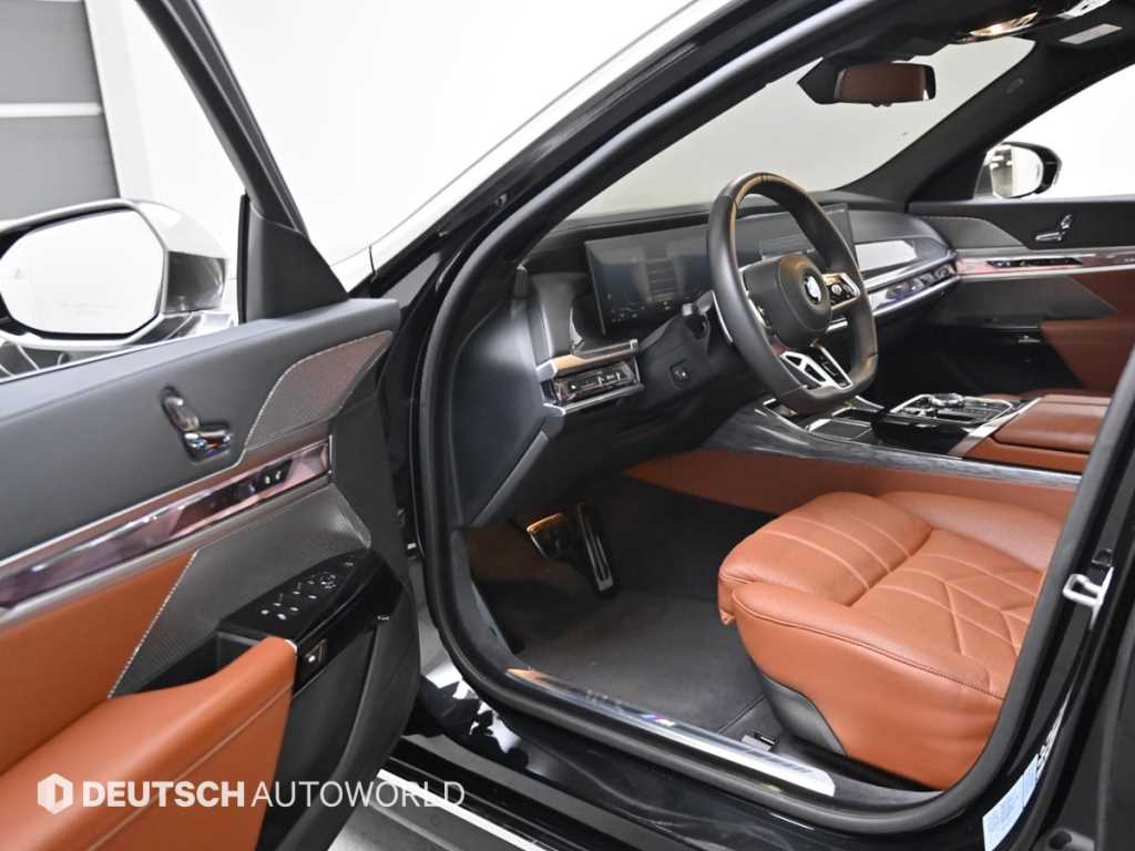 BMW 7-Series — photo 11