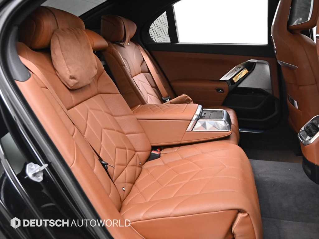 BMW 7-Series — photo 12