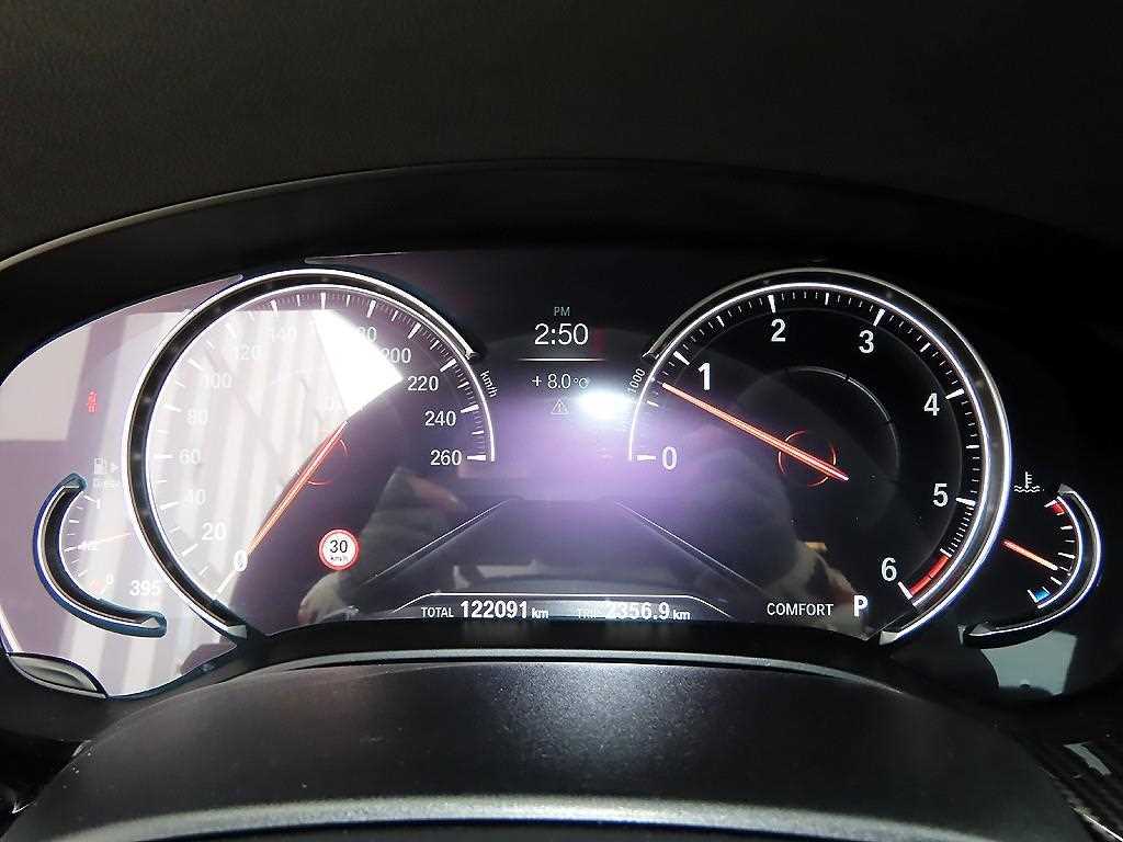 BMW 5-Series — photo 09