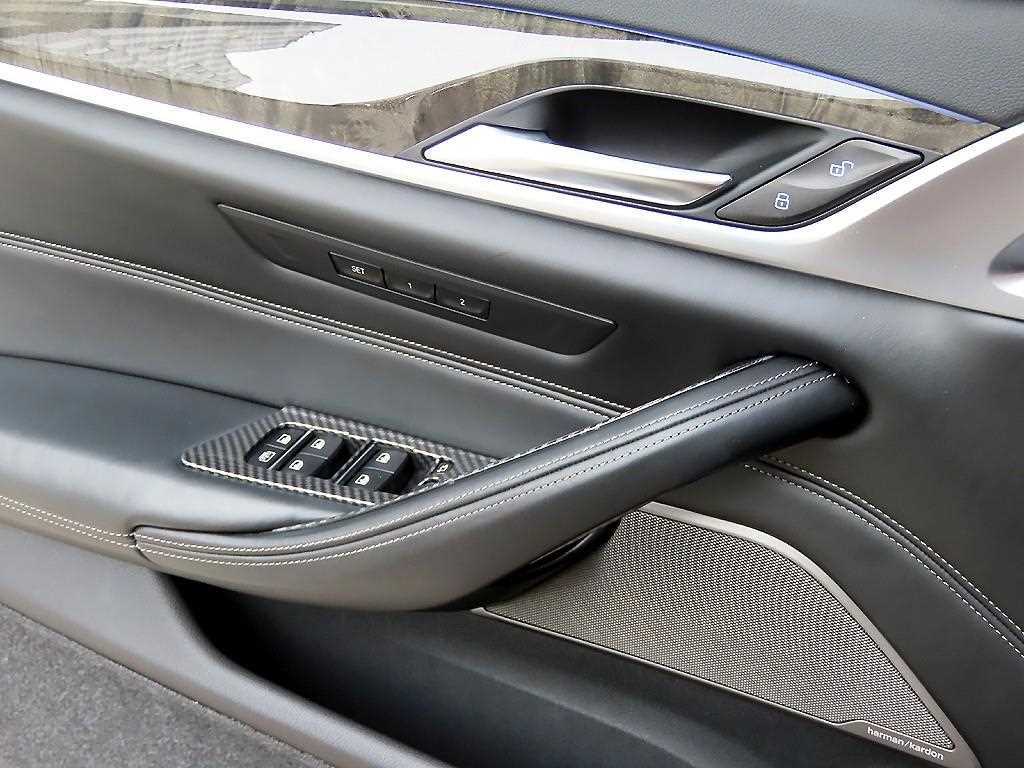 BMW 5-Series — photo 12