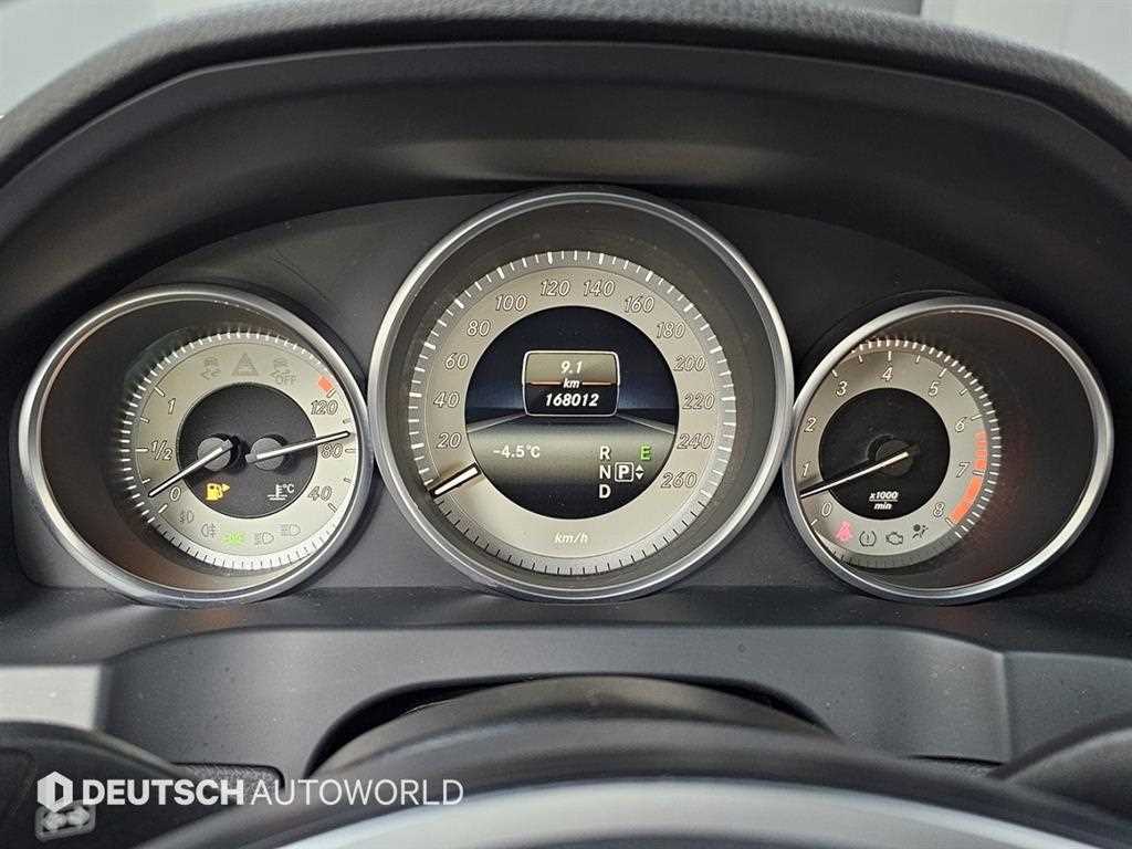 Mercedes-Benz E-Class — photo 08