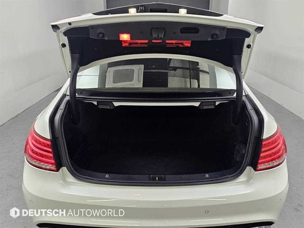 Mercedes-Benz E-Class — photo 20