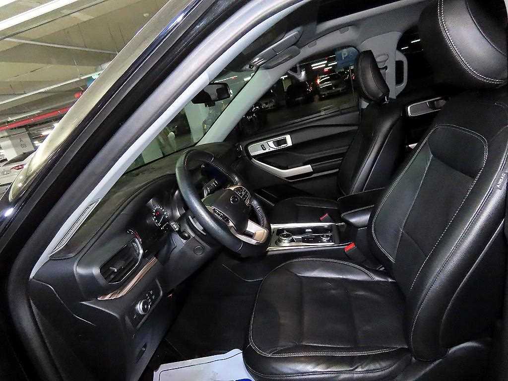 Ford Explorer — photo 06