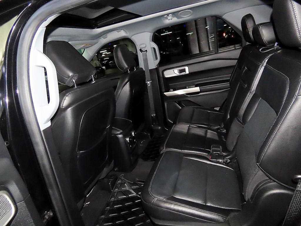 Ford Explorer — photo 07