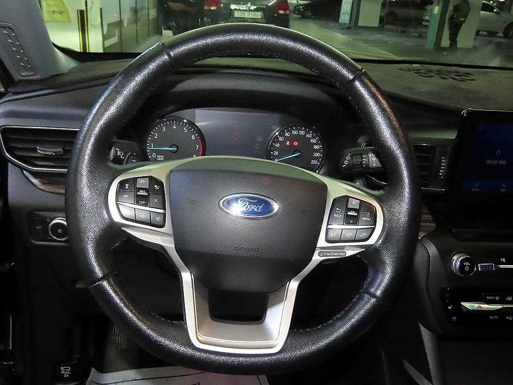 Ford Explorer — photo 08
