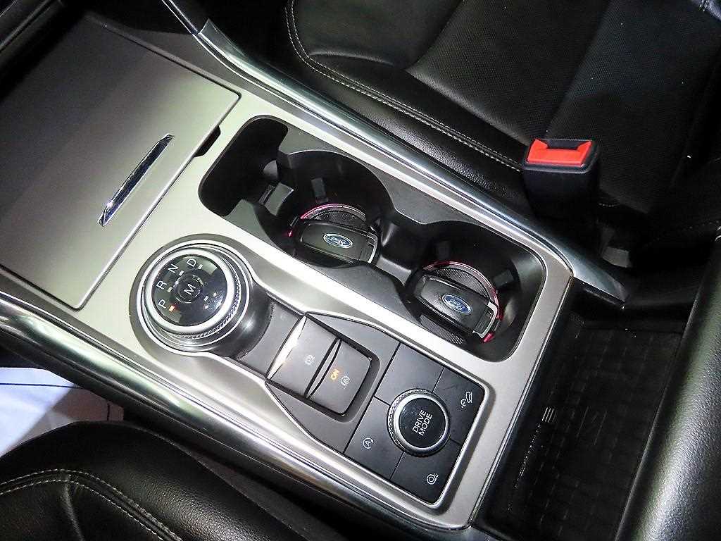 Ford Explorer — photo 12