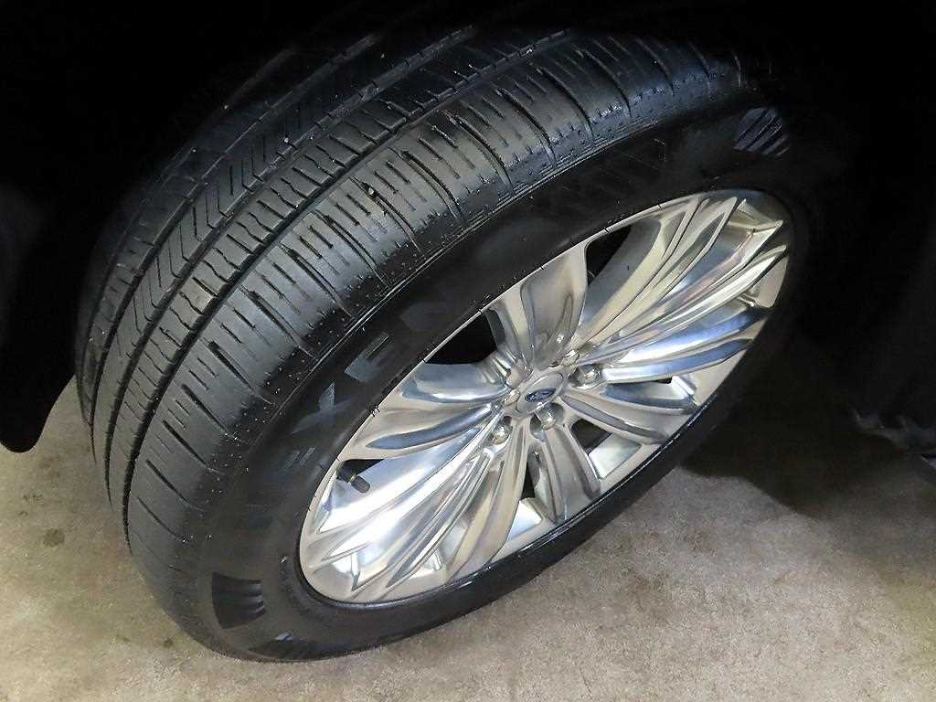 Ford Explorer — photo 20