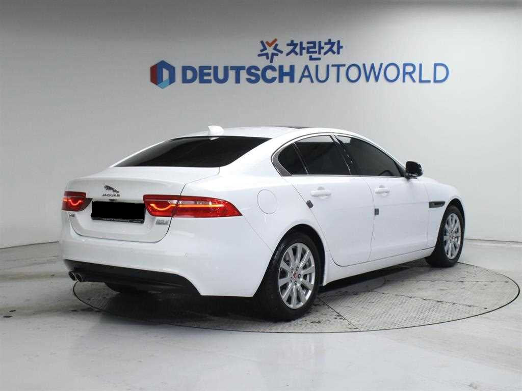 Jaguar XE — photo 03