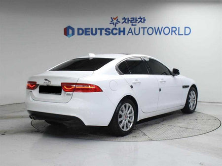 Jaguar XE — photo 03