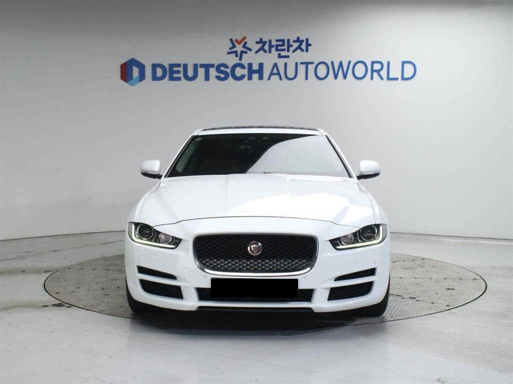 Jaguar XE — photo 04
