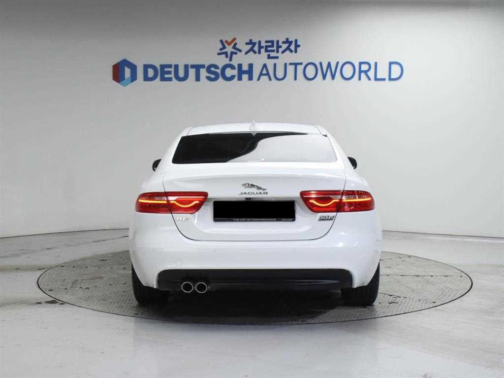 Jaguar XE — photo 05