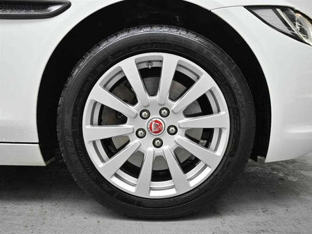 Jaguar XE — photo 06