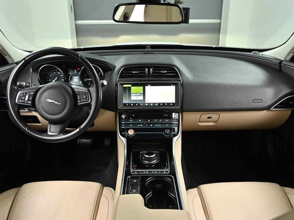 Jaguar XE — photo 08