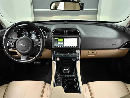 Jaguar XE — photo 08