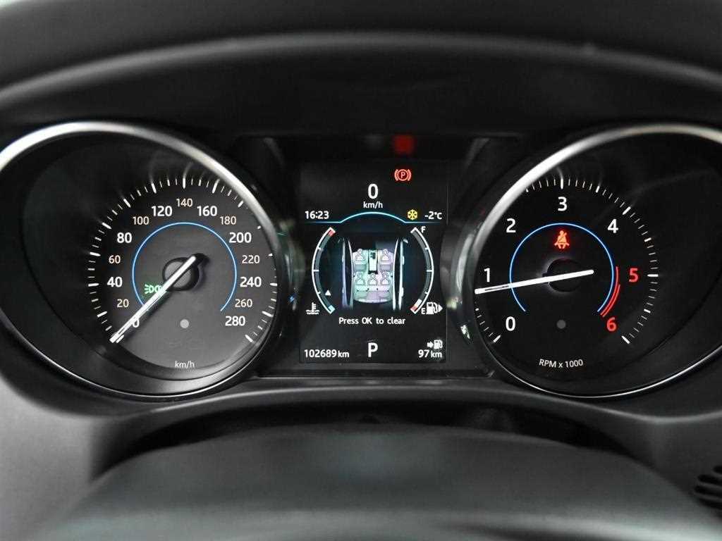 Jaguar XE — photo 09