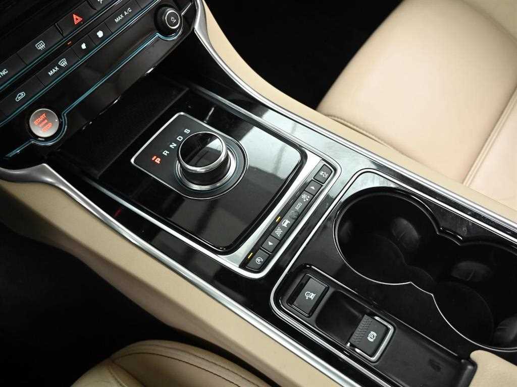 Jaguar XE — photo 10