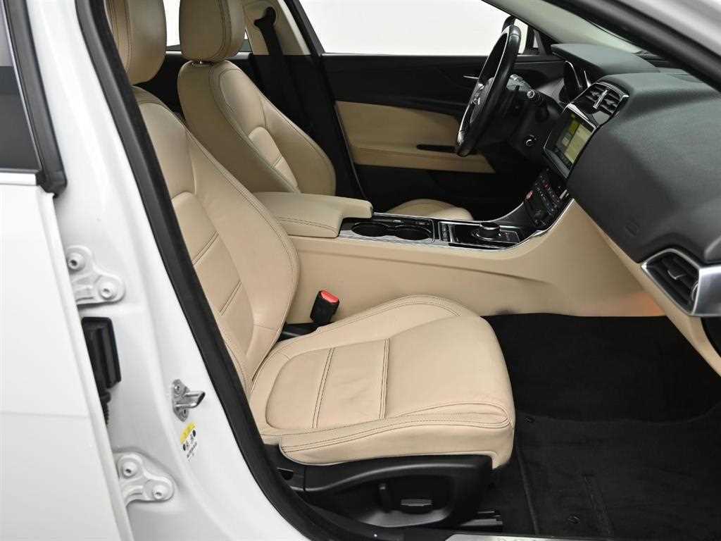 Jaguar XE — photo 11