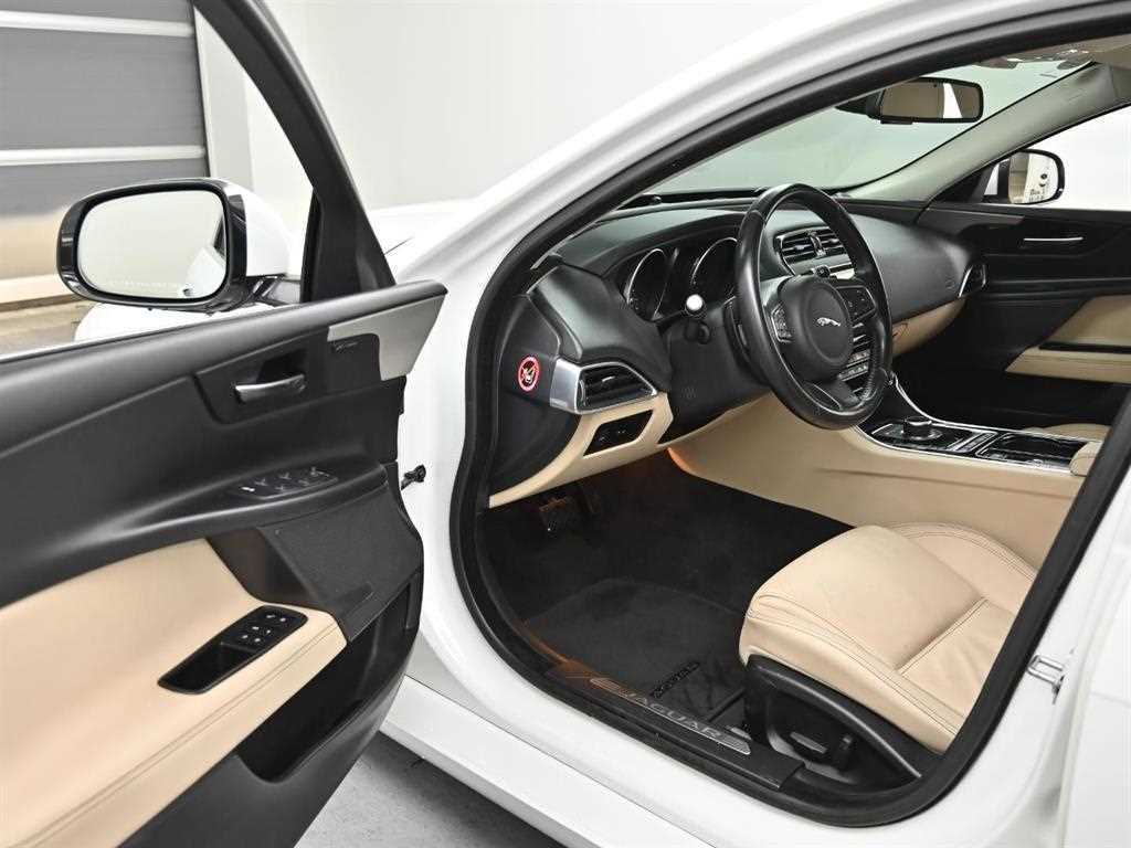 Jaguar XE — photo 12