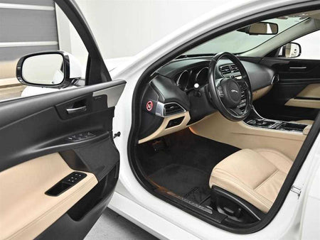 Jaguar XE — photo 12