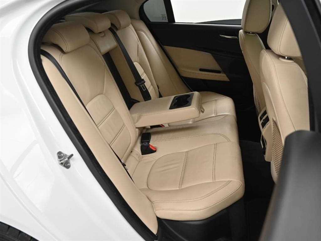 Jaguar XE — photo 13