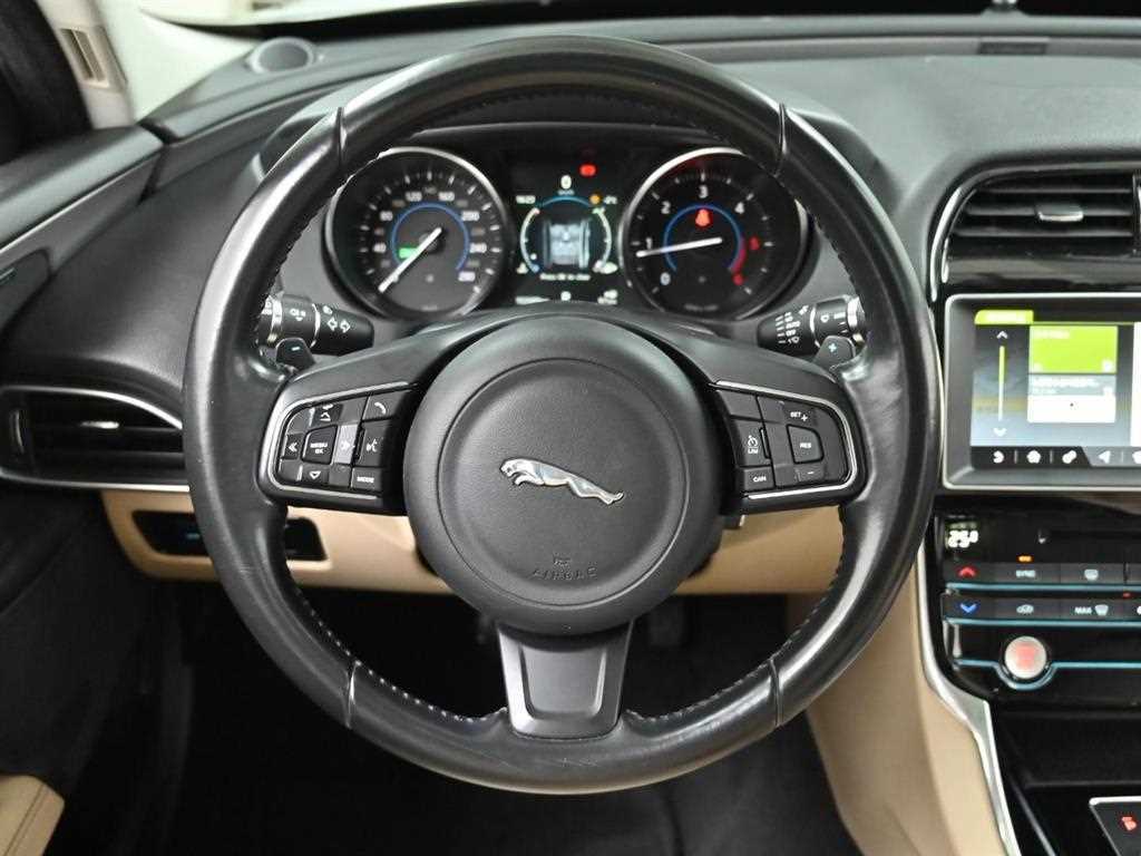 Jaguar XE — photo 14