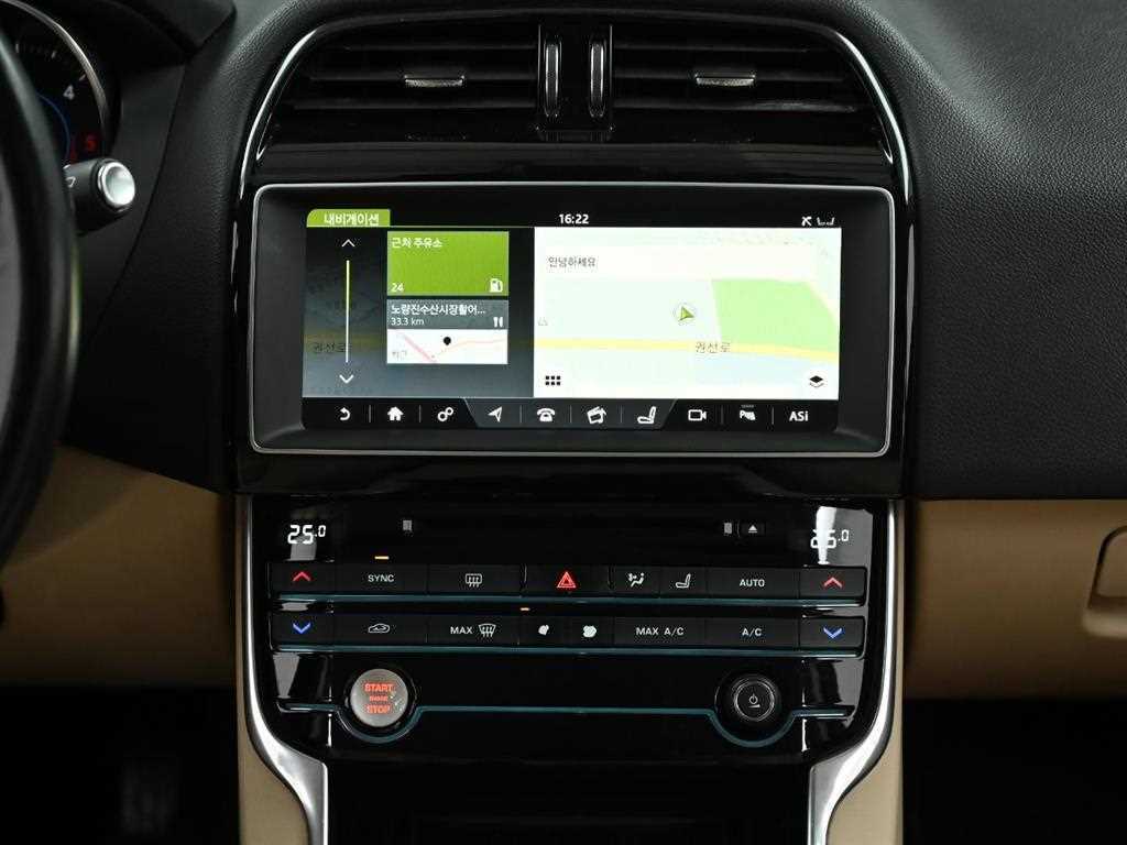 Jaguar XE — photo 15