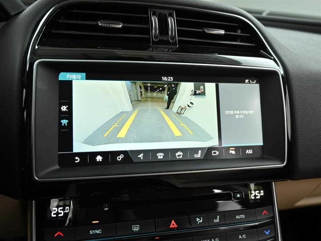 Jaguar XE — photo 16