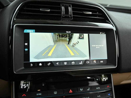 Jaguar XE — photo 16