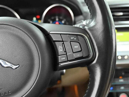 Jaguar XE — photo 18