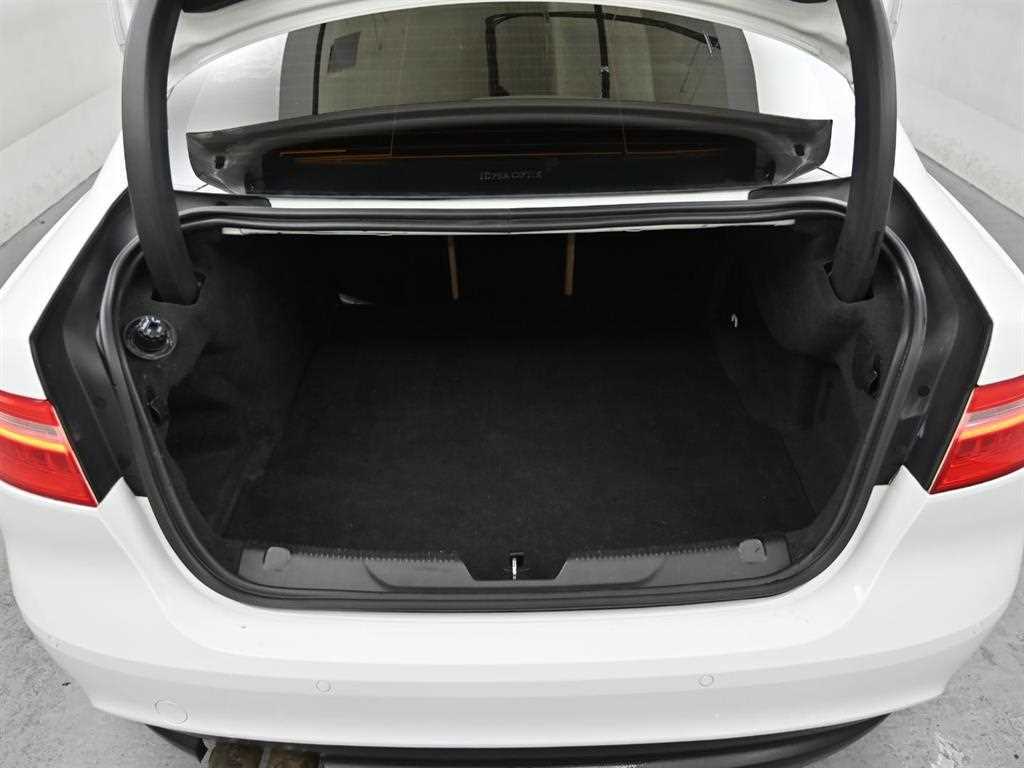 Jaguar XE — photo 20