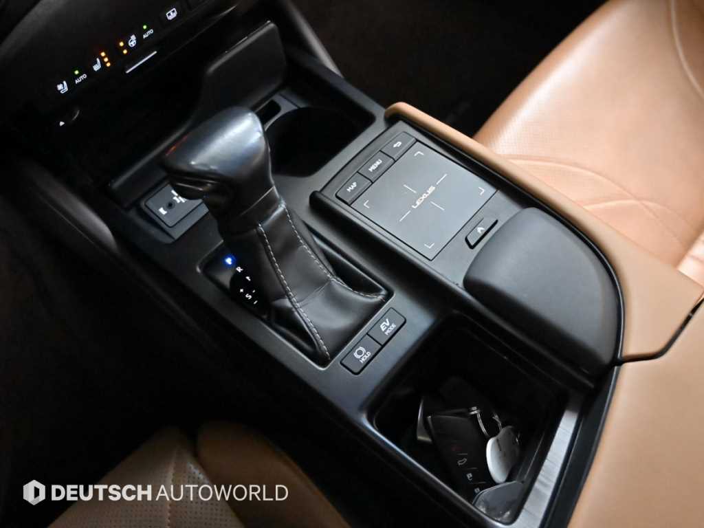 Lexus ES — photo 09