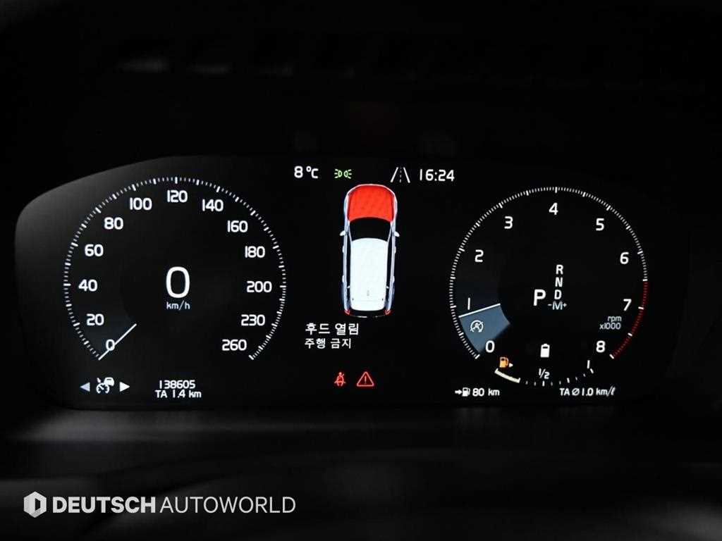 Volvo XC90 — photo 08