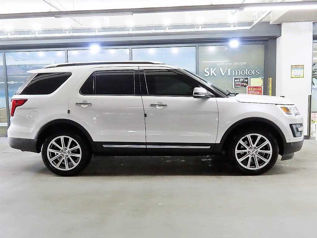 Ford Explorer — photo 03