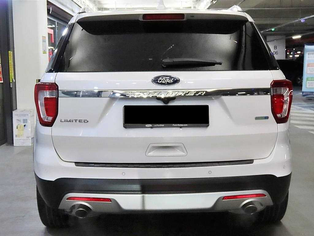 Ford Explorer — photo 05