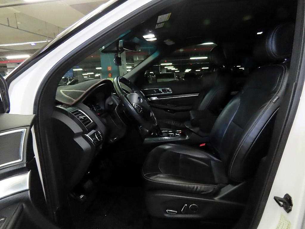 Ford Explorer — photo 06