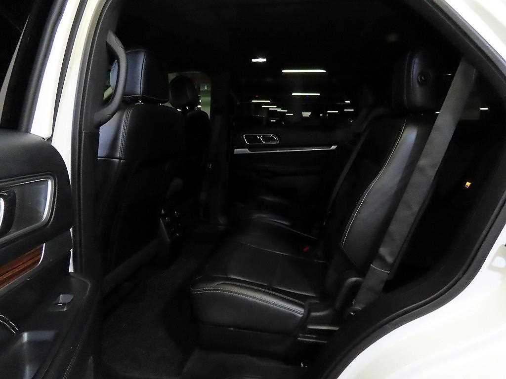 Ford Explorer — photo 07
