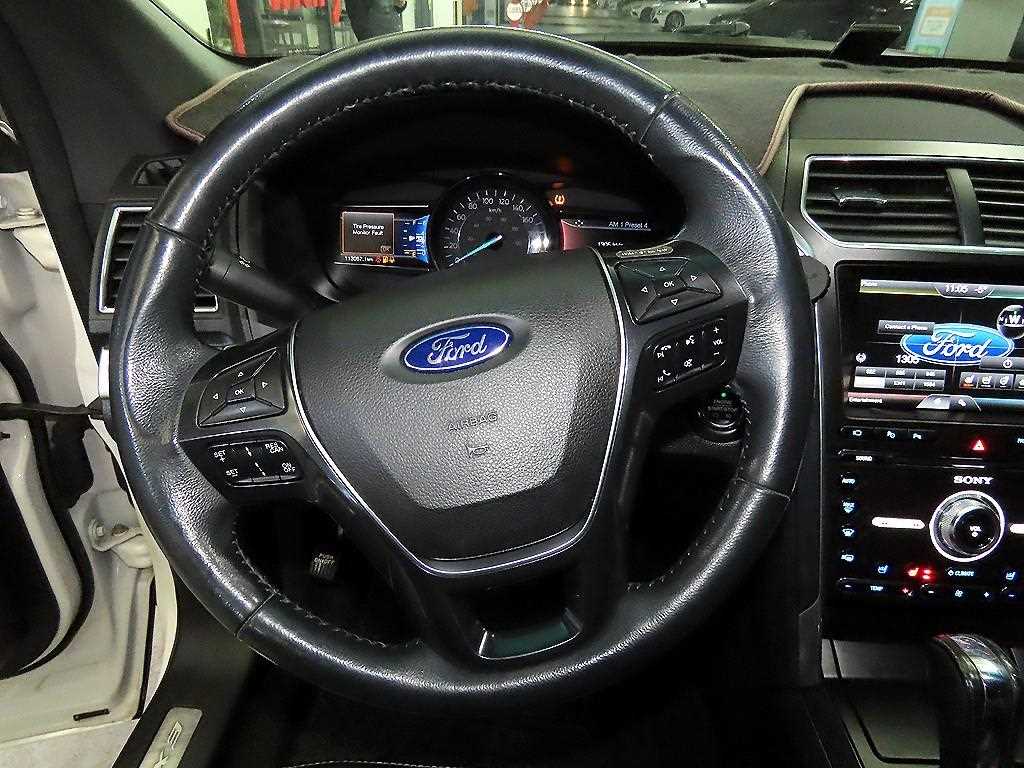 Ford Explorer — photo 08