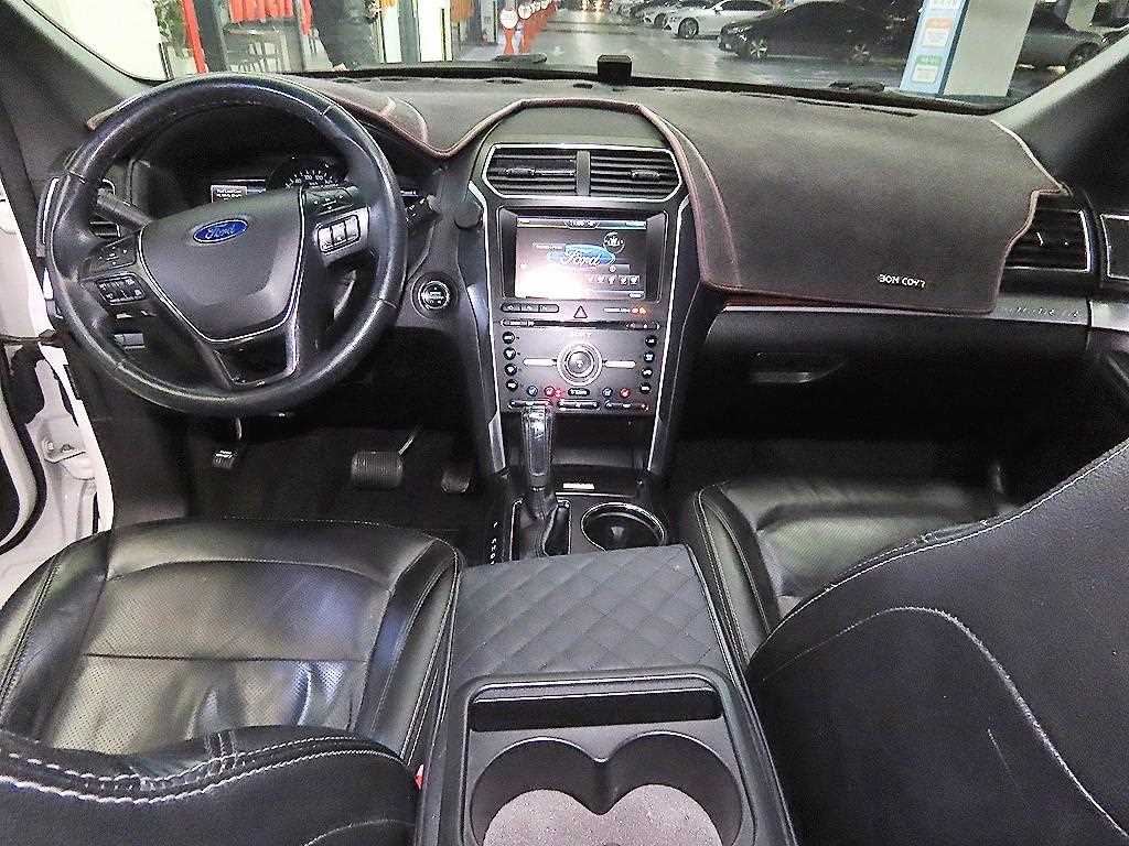 Ford Explorer — photo 10