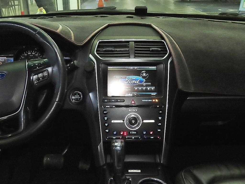 Ford Explorer — photo 11