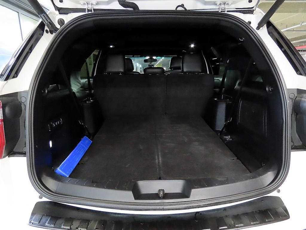 Ford Explorer — photo 16