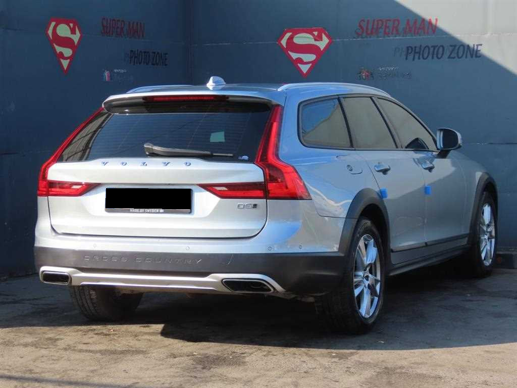 Volvo V90 — photo 03