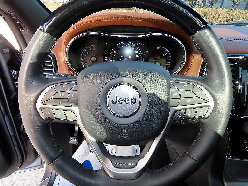 Jeep Cherokee — photo 08